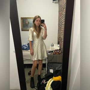 H&M wrap dress size 4. Super cute for a picnic or summer date! Fits like a small